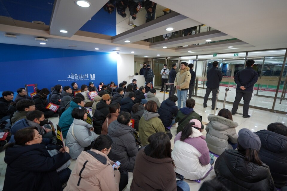 언론노조 KBS본부 쟁의대책위가 사옥 안에서 집회를 열고 있다. (사진=KBS본부 쟁의대책위)