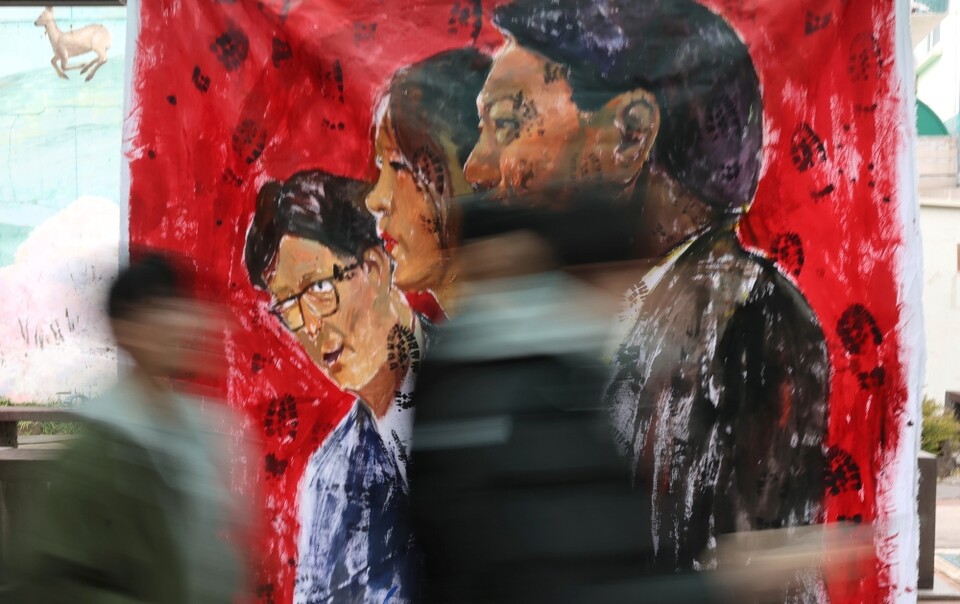 12·3 비상계엄 사태 발생 엿새째인 9일 오후 제주시청 앞 인도에 윤석열 대통령과 김건희 여사, 국민의힘 한동훈 대표 등을 풍자하는 도내 젊은 작가들의 그림이 내걸려 있다 (사진=연합뉴스)