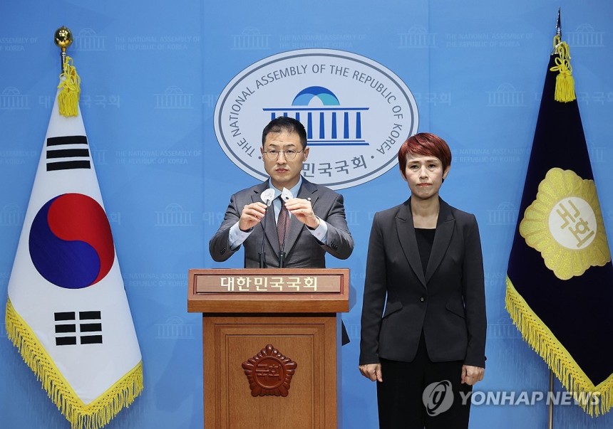 국민의힘 김상욱 의원이 10일 국회 소통관에서 연 '대통령의 사죄와 즉시 하야 등을 촉구하는 기자회견'에서 발언할 준비를 하고 있다. (사진=연합뉴스)