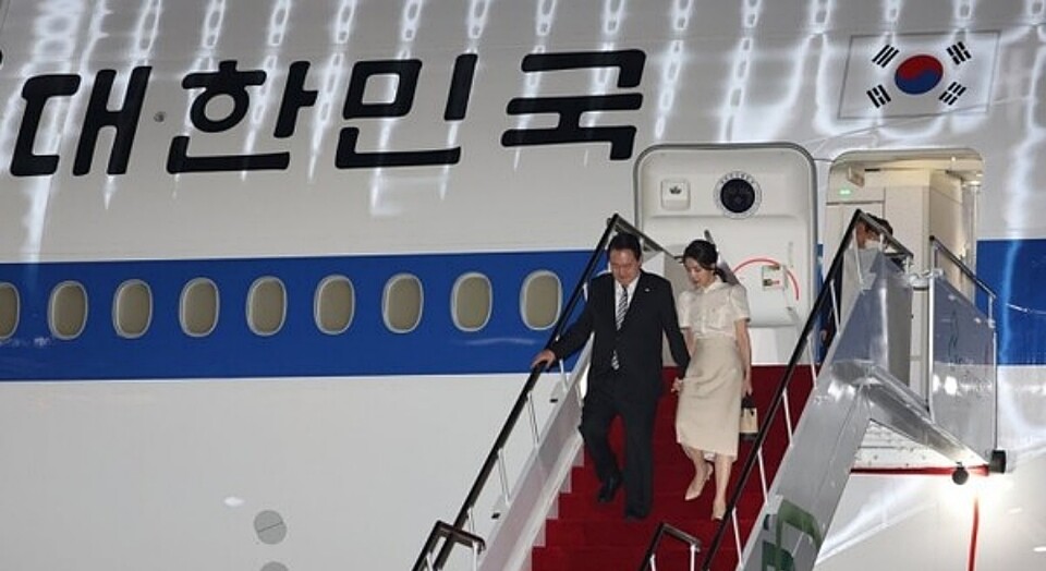 윤석열 대통령과 배우자 김건희 씨가 공군1호기에서 내리는 모습 (사진=연합뉴스)