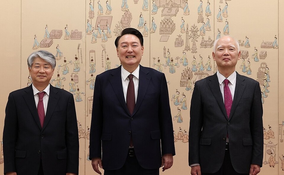 윤석열 대통령이 지난해 12월 18일 서울 용산 대통령실 청사에서 정형식 헌법재판소 재판관(오른쪽)에게 임명장을 수여한 뒤 이종석 헌법재판소장(왼쪽)과 함께 기념 촬영을 하는 모습 (사진=연합뉴스)