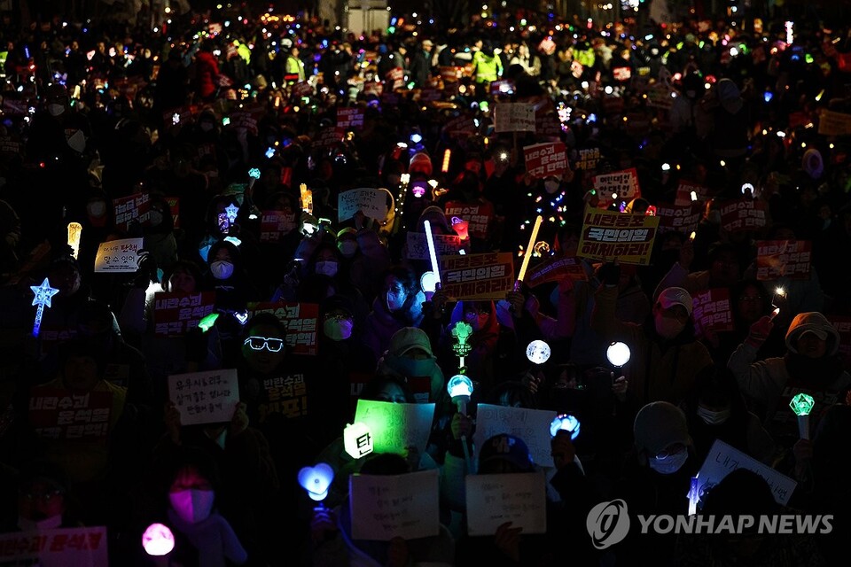 10일 오후 서울 영등포구 국회 앞에서 열린 윤석열 대통령 탄핵 촉구 촛불집회에서 시민들이 응원봉 등을 들고 구호를 외치고 있다. (서울=연합뉴스)