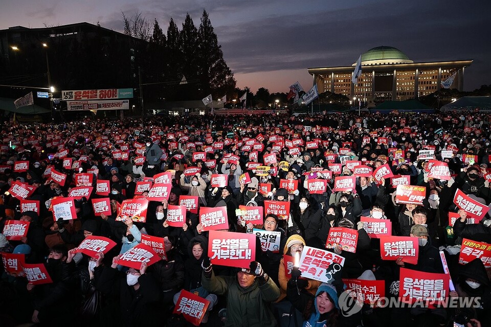 7일 오후 서울 여의도 국회 앞에서 '내란죄 윤석열 퇴진! 국민주권 실현! 사회대개혁! 범국민촛불대행진'이 열리고 있다. (서울=연합뉴스)