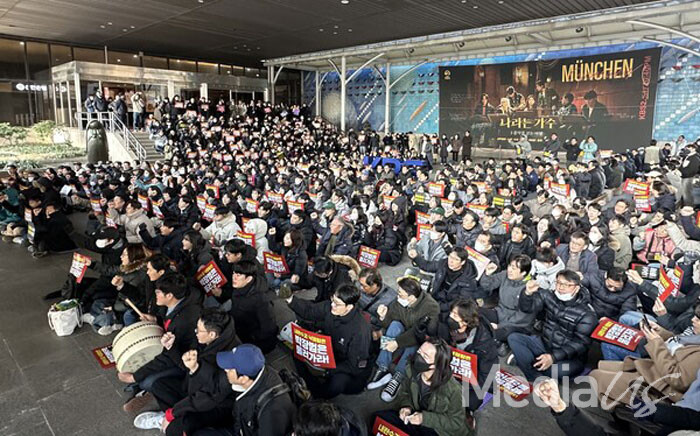 10일 일일 파업을 진행한 언론노조 KBS본부 쟁의대책위원회가 집회를 하고 있다.(사진=미디어스)