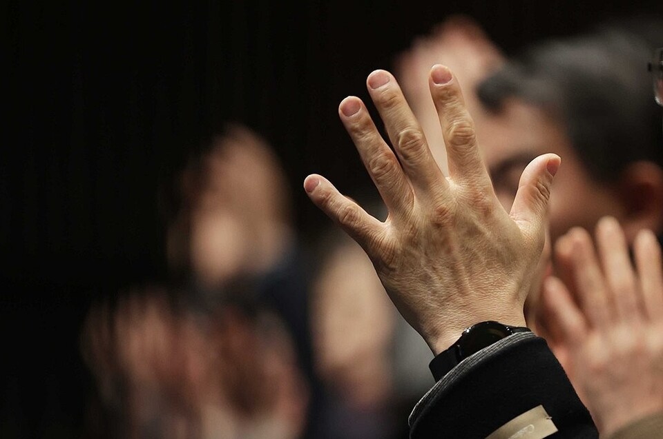 지난 2월 2일서울 서대문구 모두예술극장에서 열린 '제4회 한국수어의 날' 기념식에서 참석자들이 수화언어로 손뼉을 치는 모습 (사진=연합뉴스)