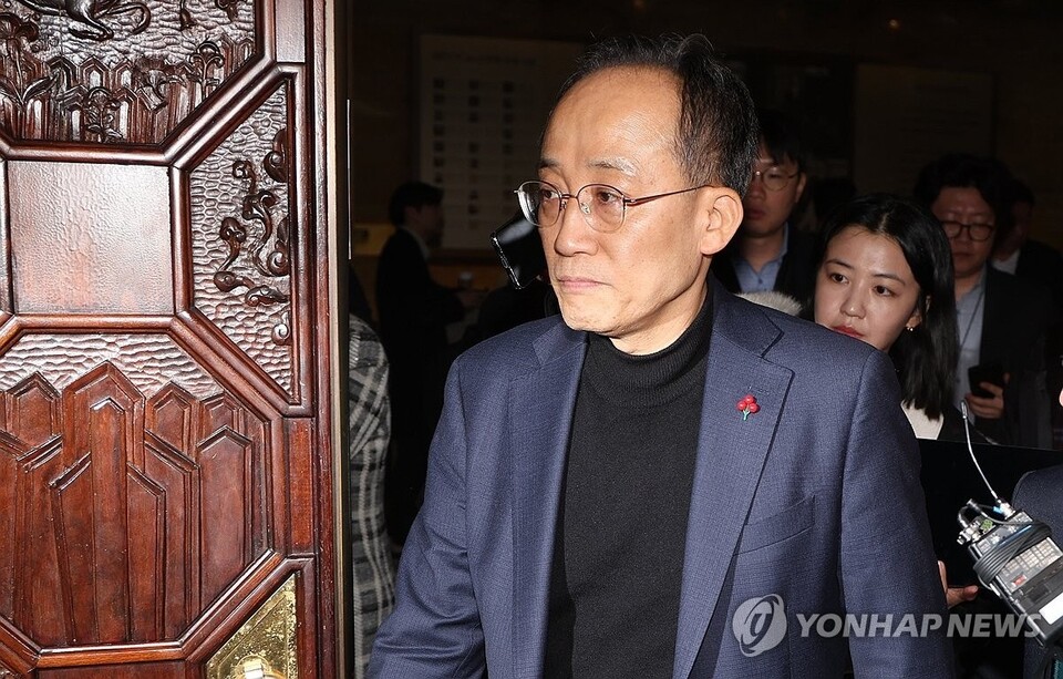 국민의힘 추경호 원내대표가 4일 밤 서울 여의도 국회에서 열린 비공개 비상 의원총회에 참석하고 있다. (서울=연합뉴스)