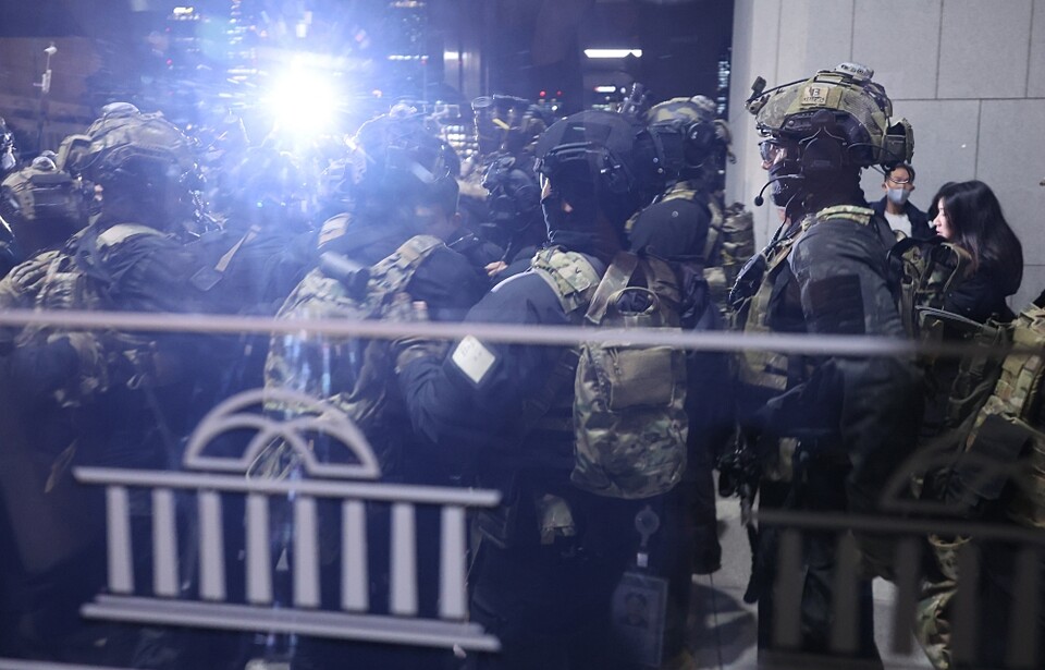 윤석열 대통령이 3일 밤 비상계엄을 선포하자 계엄군이 4일 자정께 서울 영등포구 여의도 국회 본관으로 진입 준비를 하고 있다 (사진=연합뉴스)