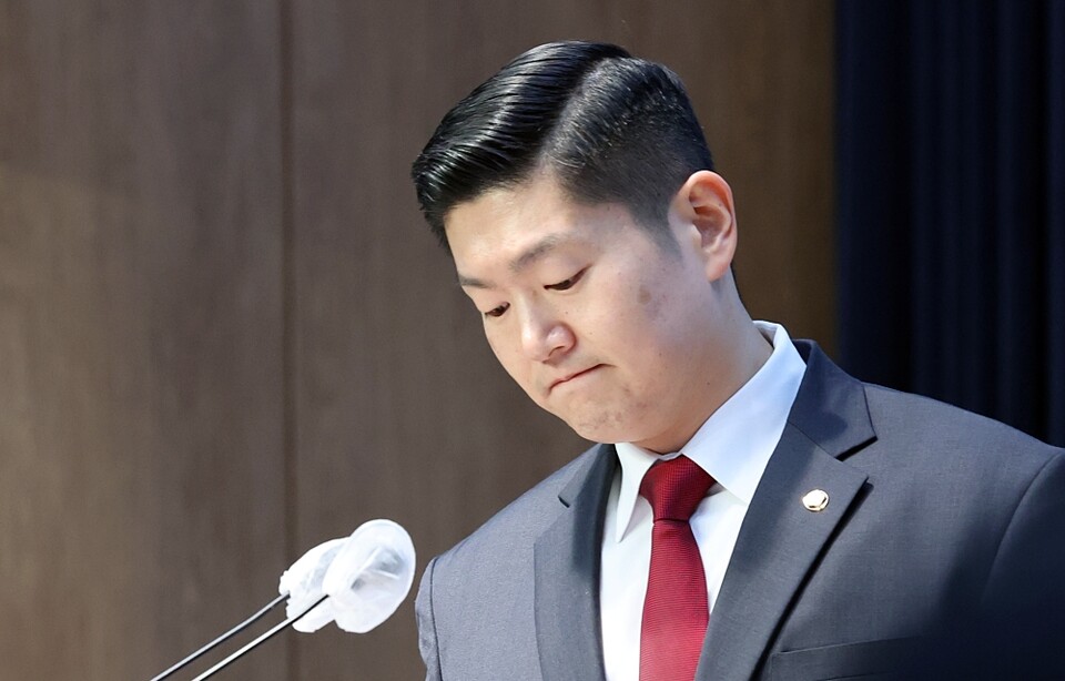 국민의힘 김재섭 의원(서울 도봉갑)이 11일 오후 서울 여의도 국회 소통관에서 윤석열 대통령 탄핵소추안에 대해 찬성 입장을 밝히고, 당론 채택을 요구하는 기자회견을 하고 있다 (사진=연합뉴스)