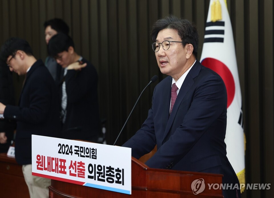 국민의힘 새 원내대표에 선출된 권성동 의원이 12일 오전 국회에서 열린 의원총회에서 당선 인사를 하고 있다. (사진=연합뉴스)