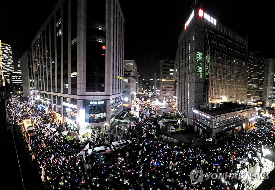 비상계엄 후폭풍이 계속되고 있는 11일 오후 서울 여의도 국회 앞에서 열린 윤석열 대통령 탄핵 촉구 촛불 집회에 참석한 시민들이 국민의힘 당사까지 행진해 둘러싸고 있다. (서울=연합뉴스)