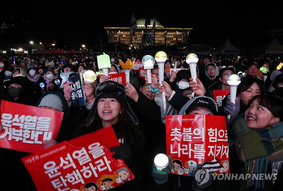 7일 오후 서울 여의도 국회 앞에서 열린 '내란죄 윤석열 퇴진! 국민주권 실현! 사회대개혁! 범국민촛불대행진'에서 응원봉을 든 참가자들이 탄핵안 통과를 촉구하고 있다. (서울=연합뉴스)