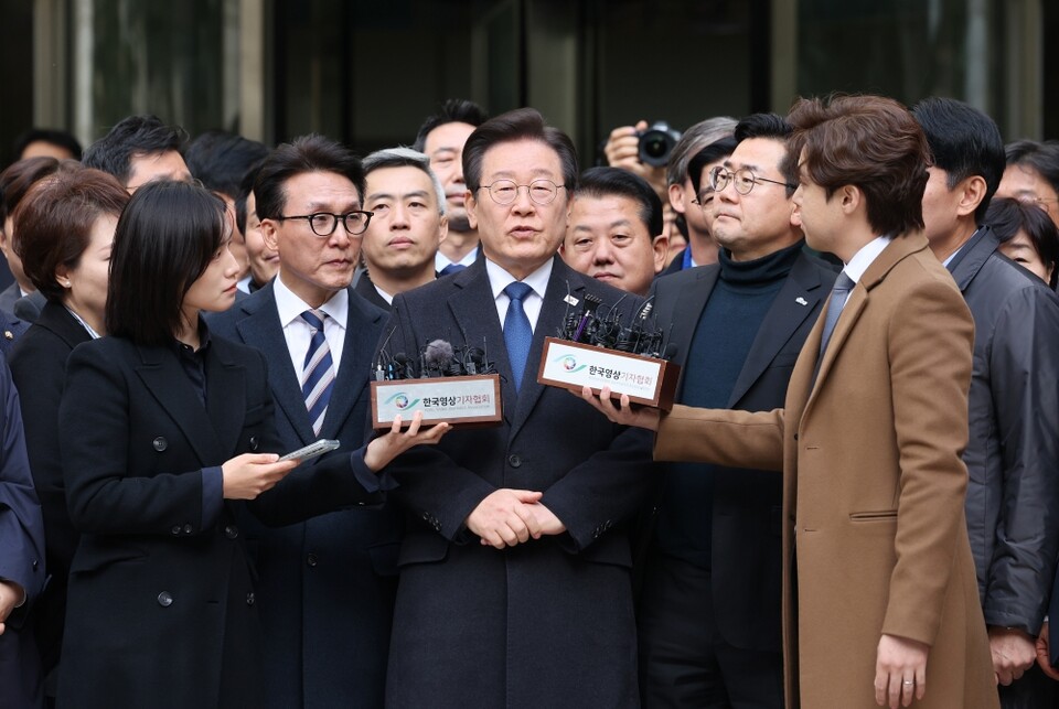 더불어민주당 이재명 대표가 지난달 25일 오후 서울 서초구 서울중앙지법에서 열린 '위증교사' 혐의 사건 1심 선고 공판에서 무죄선고를 받은 뒤 취재진에게 입장을 밝히는 모습 (사진=연합뉴스)