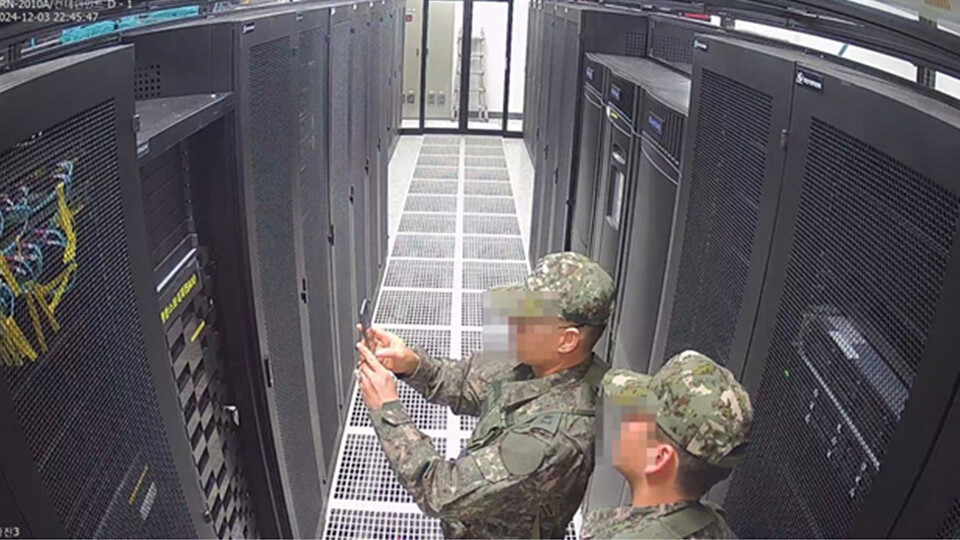 국회 행정안전위원회는 지난 3일 계엄령 선포 당시 선거관리위원회에 투입된 계엄군이 선관위 시스템 서버를 촬영하는 장면이 담긴 폐쇄회로(CC)TV를 6일 공개했다. (행안위 제공)​