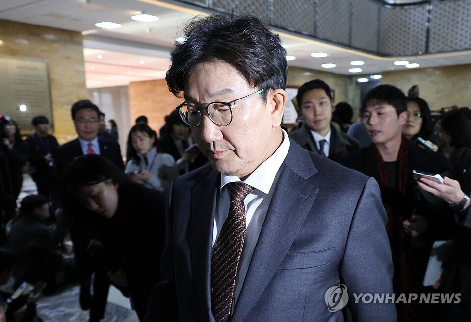 국민의힘 권성동 원내대표가 14일 오전 국회에서 열린 비상의원총회에 참석하고 있다.(사진=연합뉴스)