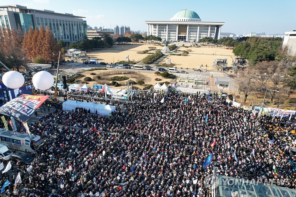 내란사태 피의자인 윤석열 대통령에 대한 두 번째 탄핵소추안 국회 표결일인 14일 서울 여의도 국회 앞에서 '윤석열 즉각 퇴진·사회대개혁 비상행동' 주최로 열린 촛불집회에 수많은 시민이 모여 있다(연합뉴스)