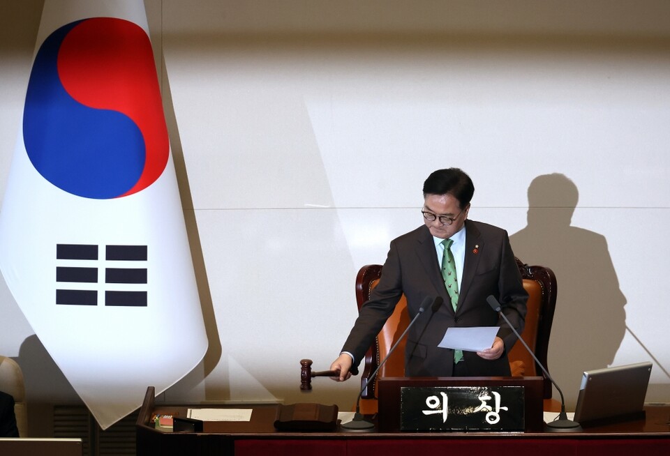 우원식 국회의장이 14일 오후 국회 본회의에서 윤석열 대통령 탄핵소추안을 가결하고 있다 (사진=연합뉴스)