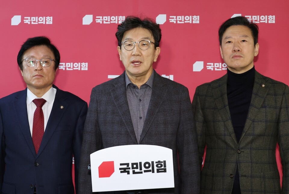 국민의힘 권성동 원내대표가 15일 오후 국회에서 백브리핑을 통해 입장을 밝히고 있다(사진=연합뉴스)