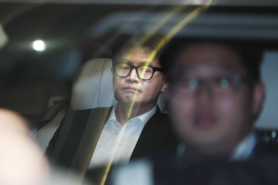 국민의힘 한동훈 대표가 윤석열 대통령 탄핵소추안이 가결된 지난 14일 오후 서울 여의도 국회에서 의원총회에 참석한 뒤 차를 타고 퇴청하고 있다(사진=연합뉴스)