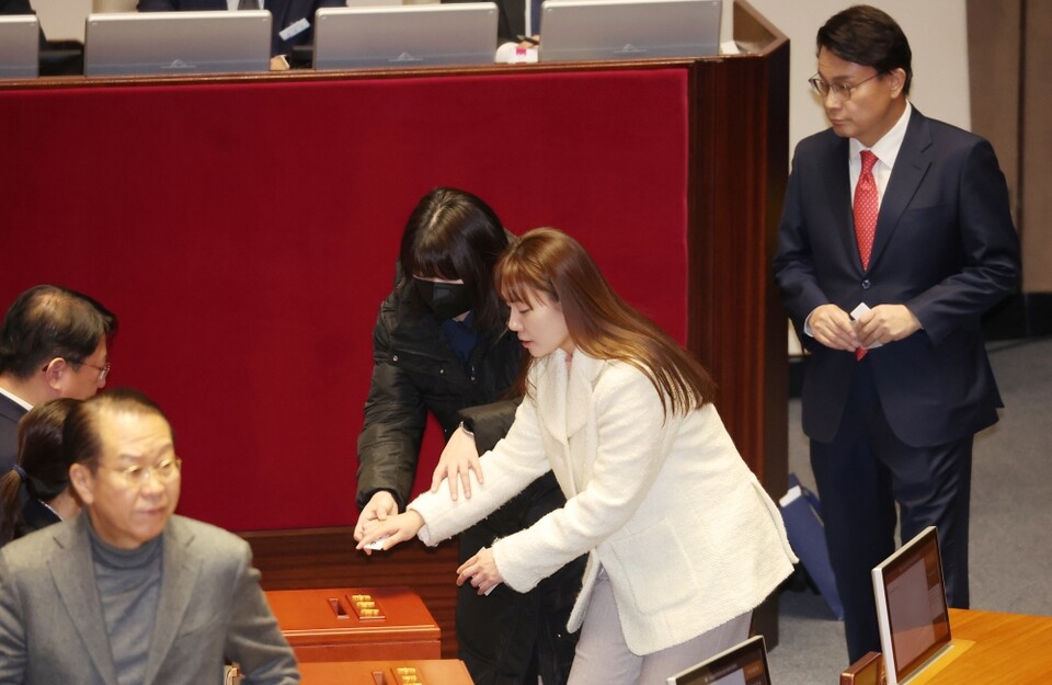 국민의힘 김예지 의원이 지난 14일 국회 본회의장에서 윤석열 대통령 탄핵소추안 투표를 하고 있다 (사진=연합뉴스)