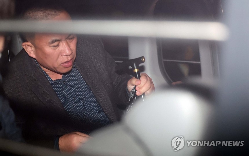 명태균 지팡이 들고 호송차 탑승 (사진=연합뉴스)