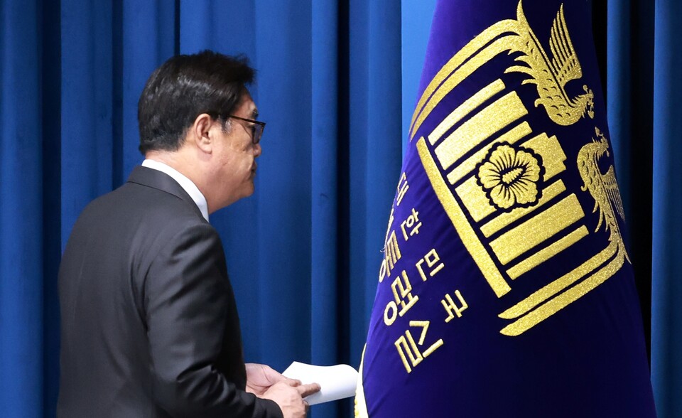 정진석 대통령 비서실장이 지난 5일 서울 용산 대통령실 청사에서 신임 국방부 장관 인사 발표를 마친 뒤 기자들 질문을 받지 않고 브리핑실을 나서고 있다 (사진=연합뉴스)