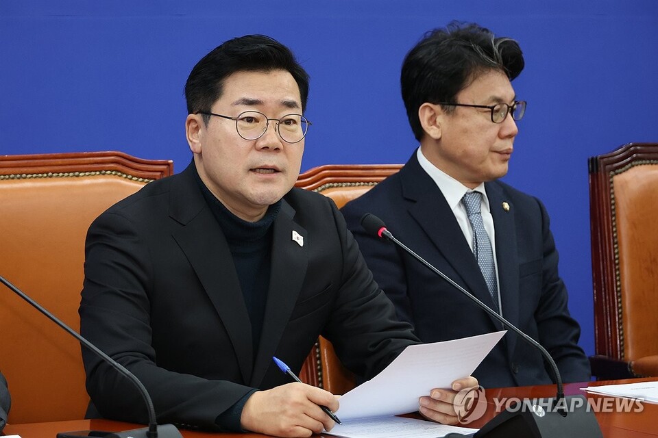 더불어민주당 박찬대 원내대표가 17일 오전 서울 여의도 국회에서 열린 원내대책회의에서 발언하고 있다.(사진=연합뉴스)