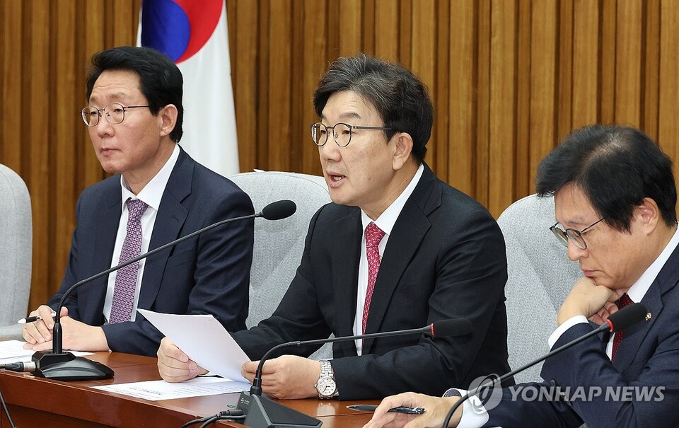 국민의힘 권성동 당 대표 권한대행 겸 원내대표(가운데)가 17일 오전 국회에서 열린 원내대책회의에서 발언하고 있다(연합뉴스)