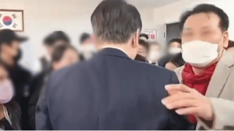 지난 2022년 1월 1일 건진법사로 알려진 무속인 전성배 씨가 국민의힘 대선 선거대책본부 네트워크본부를 방문한 윤석열 당시 대선후보(현 대통령)의 어깨에 손을 올리고 직원들을 소개하고 있다. (사진=유튜브 캡처)