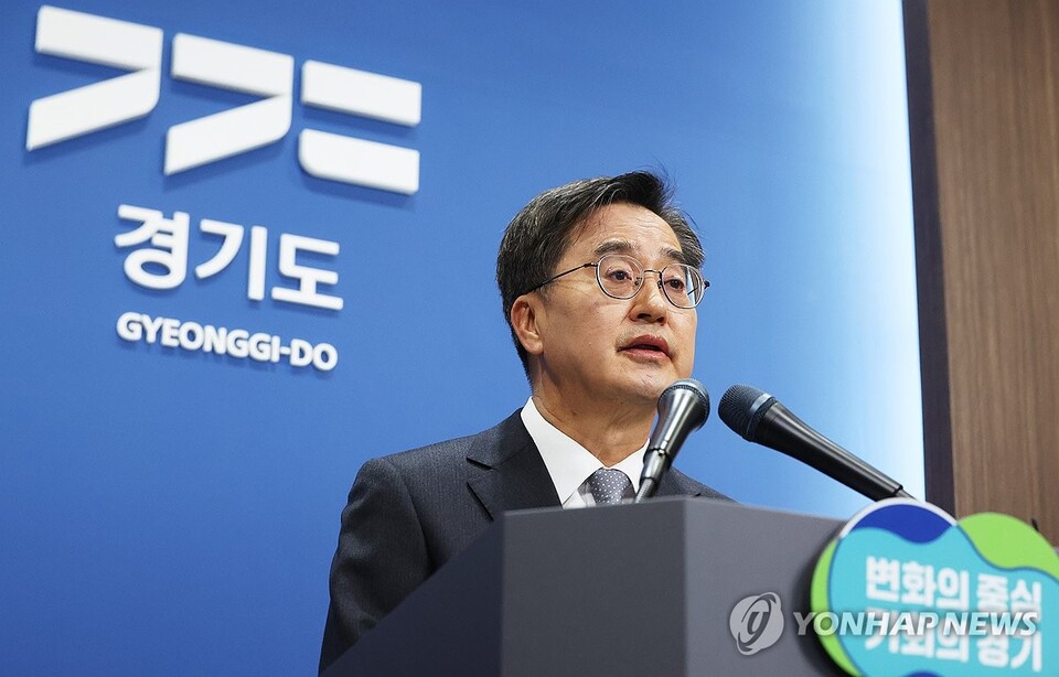 김동연 경기도지사가 19일 오전 경기도 수원시 경기도청에서 경제 재건 제안을 위한 긴급 기자회견을 하고 있다. (수원=연합뉴스)