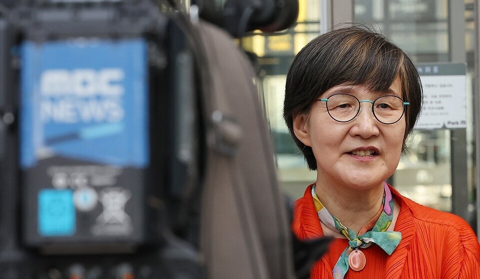 지난해 9월 11일 권태선 방송문화진흥회 이사장이 서울 마포구 방문진 사무실로 향하기 전 취재진을 만나 입장을 밝히고 있다. 이날 서울행정법원 행정5부는 권 이사장이 방송통신위원회를 상대로 낸 해임 처분 집행정지 신청을 인용했다 (사진=연합뉴스)