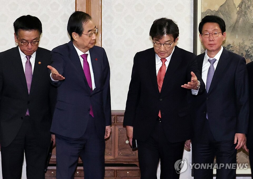 한덕수 대통령 권한대행 국무총리와 국민의힘 권성동 대표 권한대행 겸 원내대표가 20일 서울 종로구 삼청동 총리공관에서 기념촬영 후 고위당정협의회 장소로 이동하고 있다. (서울=연합뉴스)