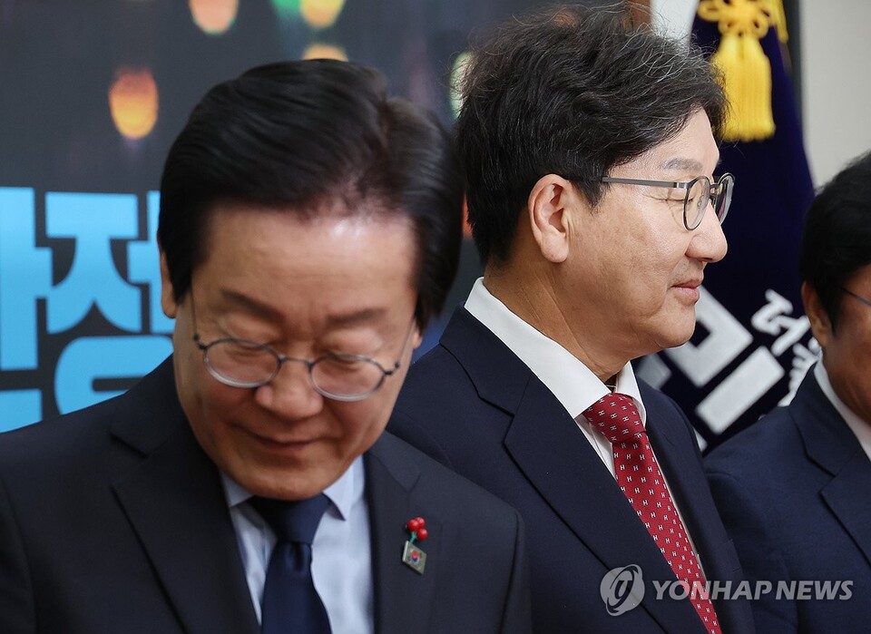 더불어민주당 이재명 대표가 18일 오후 서울 여의도 국회에서 예방한 국민의힘 권성동 대표 권한대행 겸 원내대표와 기념촬영한 뒤 각자 자리로 향하고 있다.(사진=연합뉴스)