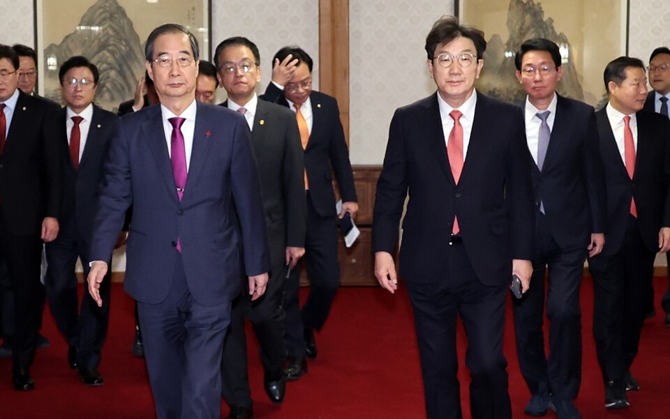 한덕수 대통령 권한대행 국무총리와 국민의힘 권성동 대표 권한대행 겸 원내대표가 20일 서울 종로구 삼청동 총리공관에서 기념촬영 후 고위당정협의회 장소로 이동하고 있다 (사진=연합뉴스)
