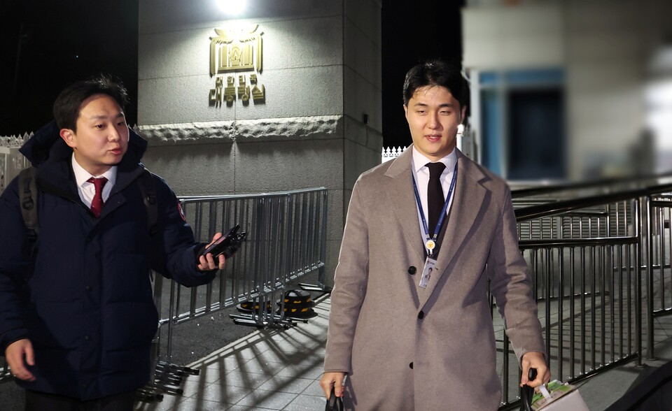 지난 17일 12·3 비상계엄 내란 사태를 수사하는 경찰 국가수사본부 특별수사단 관계자가 서울 용산 대통령실 민원실을 나서고 있다. 특별수사단은 이날 대통령경호처에 대한 압수수색을 시도했으나 경호처가 진입을 허락하지 않으면서 비화폰 관련 서버 자료를 확보하지 못했다 (사진=연합뉴스)