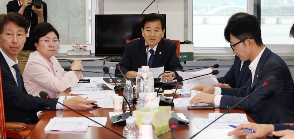 국회 과학기술정보방송통신위원회의 예산결산심사소위원회에서 더불어민주당 소속 정동영 소위원장(가운데)이 발언하는 모습 (사진=연합뉴스)