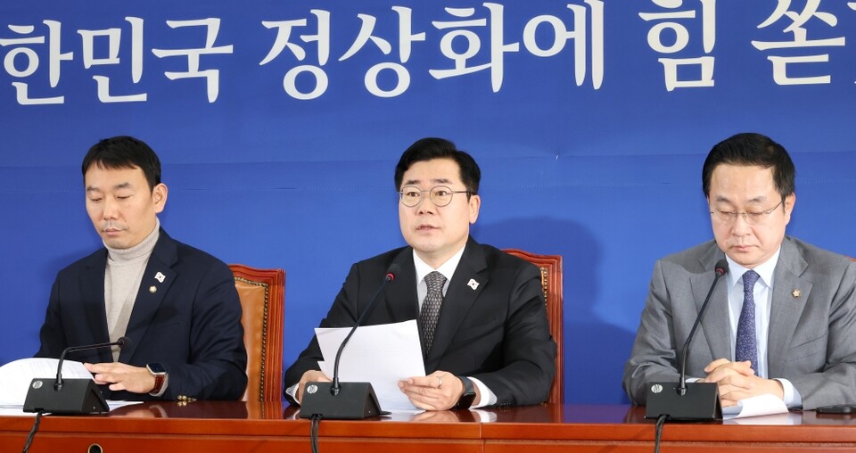 더불어민주당 박찬대 원내대표(가운데)가 지난 22일 오전 국회에서 열린 기자간담회에서 발언하고 있다 (사진=연합뉴스)