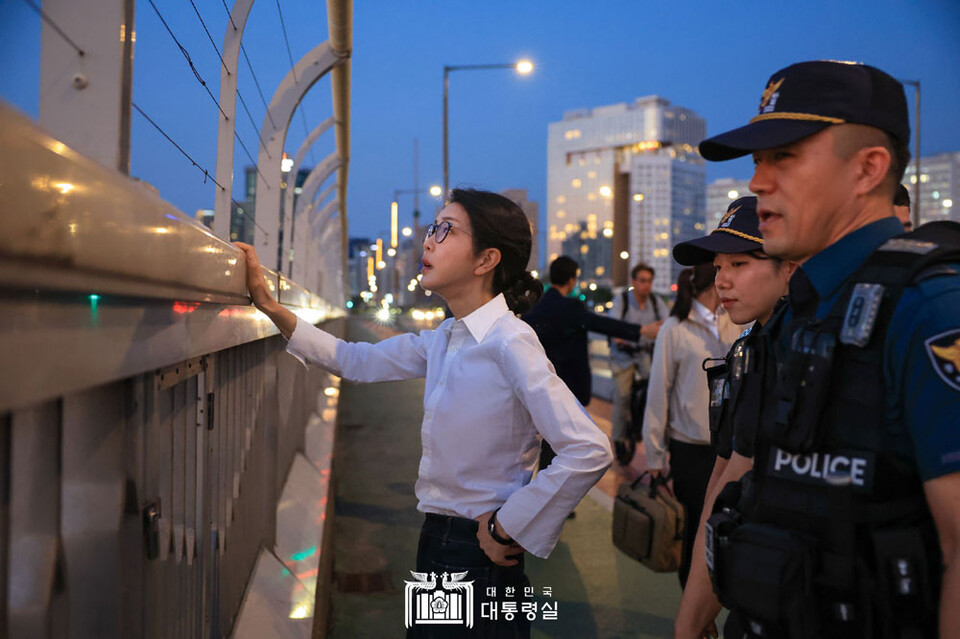 윤석열 대통령 배우자 김건희 씨가 9월 10일 '세계 자살 예방의 날'을 맞아 서울 마포대교에서 도보 순찰하고 있다. (사진=대통령실 홈페이지)