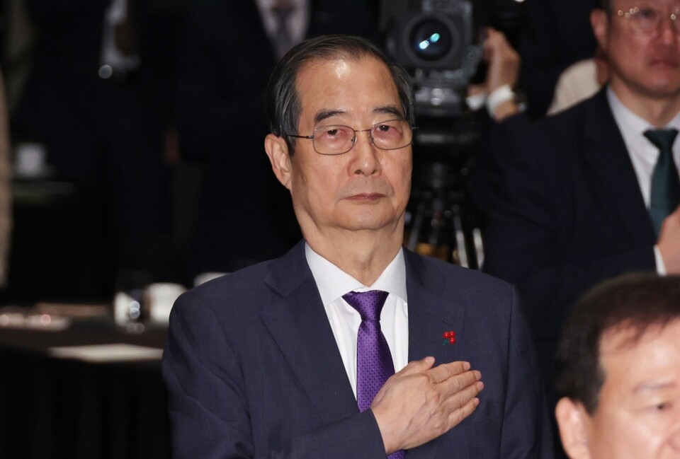 한덕수 대통령 권한대행(국무총리)가 23일 서울 용산구 그랜드 하얏트 호텔에서 열린 탄소중립 그랜드 얼라이언스 선언식에서 국민의례를 하고 있다 (사진=연합뉴스)