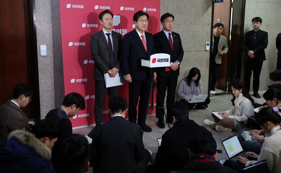 국민의힘 권성동 대표 권한대행 겸 원내대표가 지난 20일 오후 서울 여의도 국회에서 민생·안보 협의 위한 여야정협의체 참여 결정 등에 대한 취재진 질문에 답하고 있다 (사진=연합뉴스)