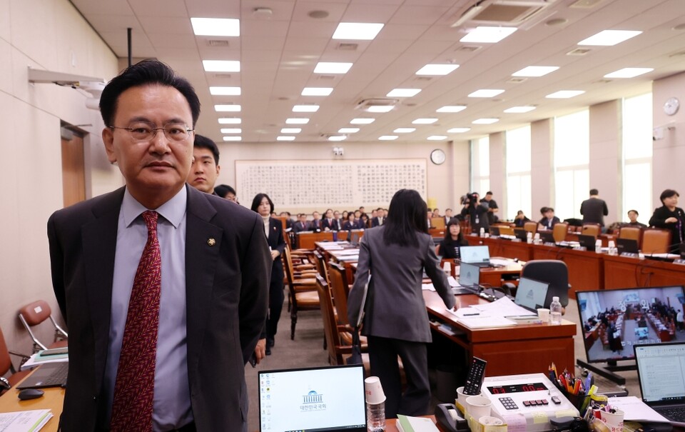 24일 오전 국회에서 열린 법제사법위원회 전체회의에서 여야 의원들이 언쟁을 벌이다 국민의힘 간사인 유상범 의원 등이 퇴장하고 있다 (사진=연합뉴스)