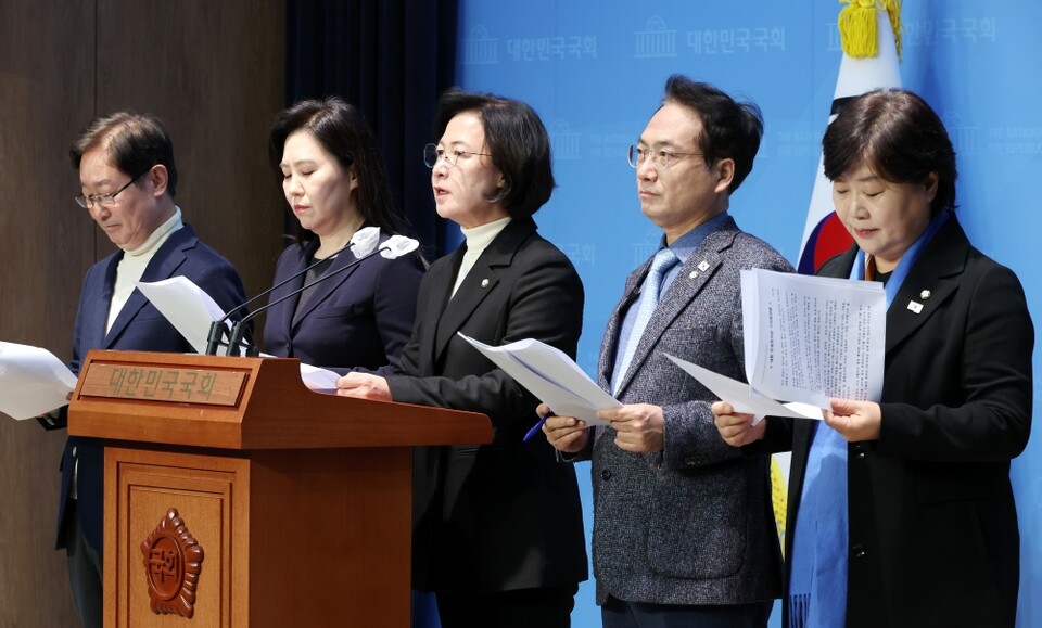 더불어민주당 윤석열내란진상조사단 추미애 단장과 박범계, 서영교 부단장 등 소속 의원들이 지난 22일 오후 국회 소통관에서 내란 특검법 공포를 촉구하는 기자회견을 하는 모습 (사진=연합뉴스)