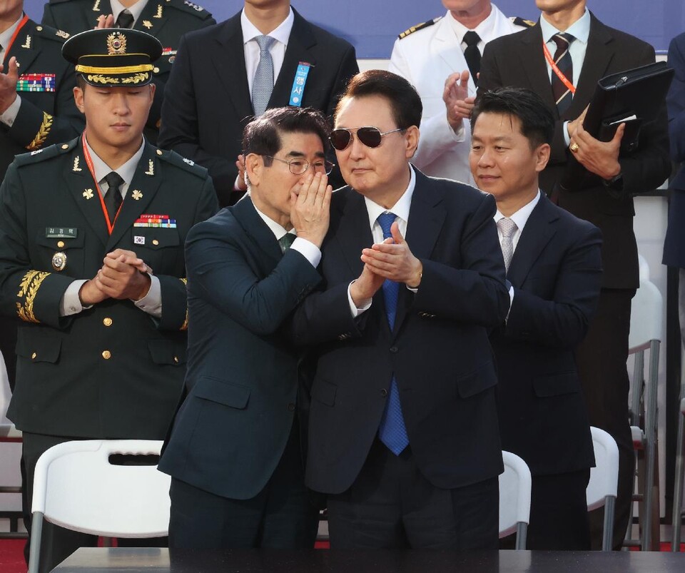 윤석열 대통령이 지난 10월 1일 서울 광화문광장에서 열린 국군의날 기념 시가행진행사에서 김용현 국방부 장관과 이야기하고 있다. (사진= 대통령실사진기자단)