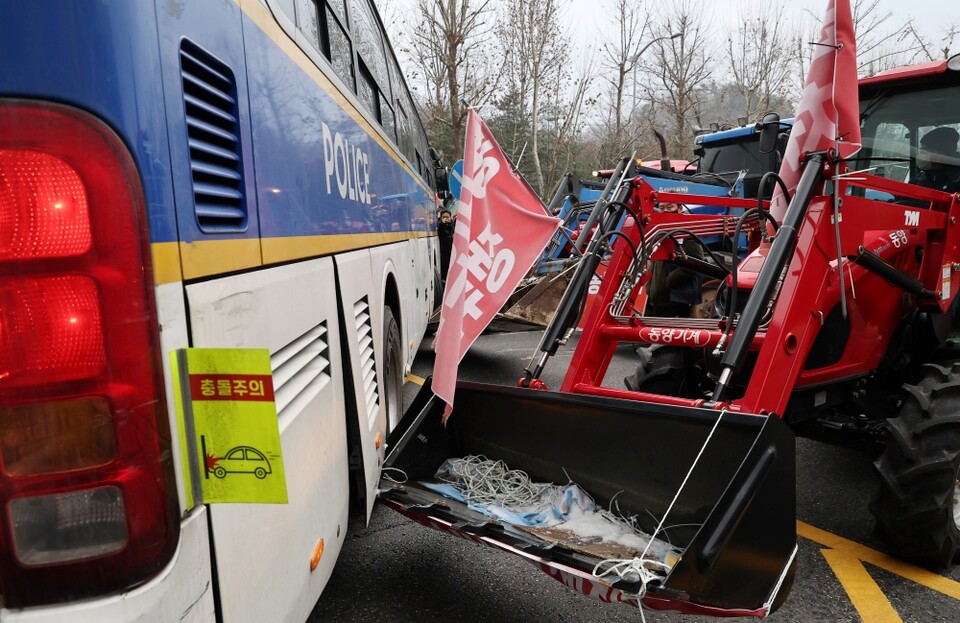 윤석열 대통령 구속 등을 촉구하며 트랙터를 몰고 상경한 전국농민회총연맹 전봉준 투쟁단이 21일 서울 서초구 남태령에서 경찰 버스에 가로막혀 있다 (사진=연합뉴스)