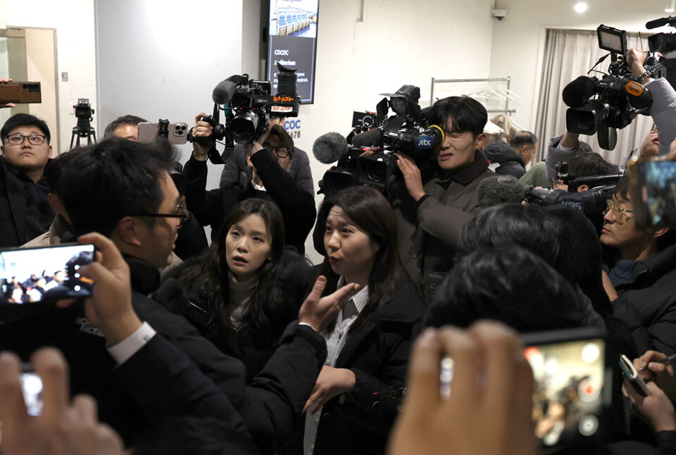 26일 서울 서초구 한국컨퍼런스센터에서 김용현 전 국방부 장관 변호인단이 기자회견을 연 가운데 주최 측에서 특정 언론들의 출입을 막자 해당 취재진이 항의하고 있다(사진=연합뉴스)