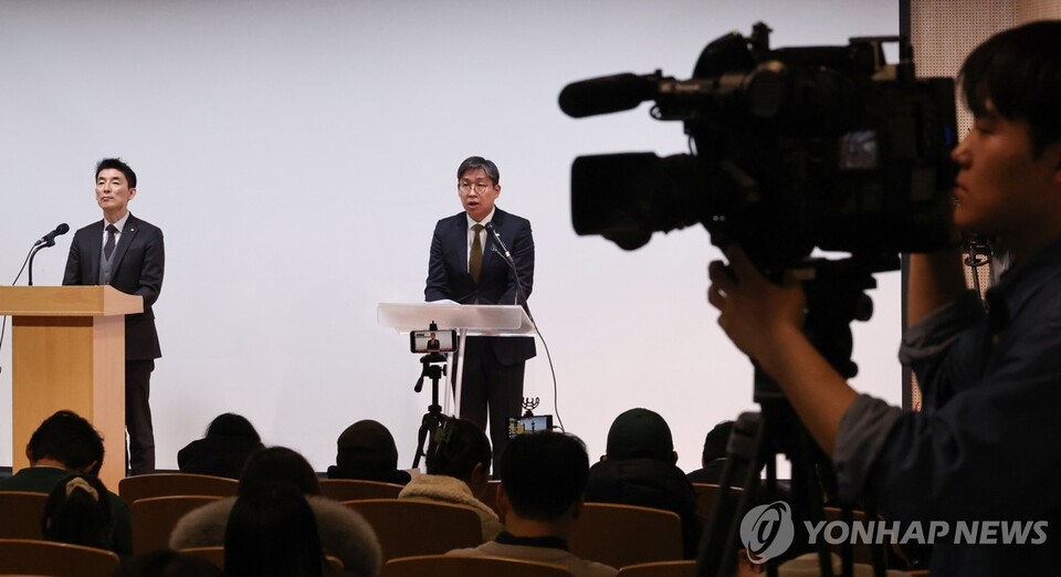 김용현 전 국방부 장관 변호인단인 유승수(오른쪽), 이하상 변호사가 26일 오전 서울 서초구 한국컨퍼런스센터에서 기자회견을 하고 있다. (서울=연합뉴스)