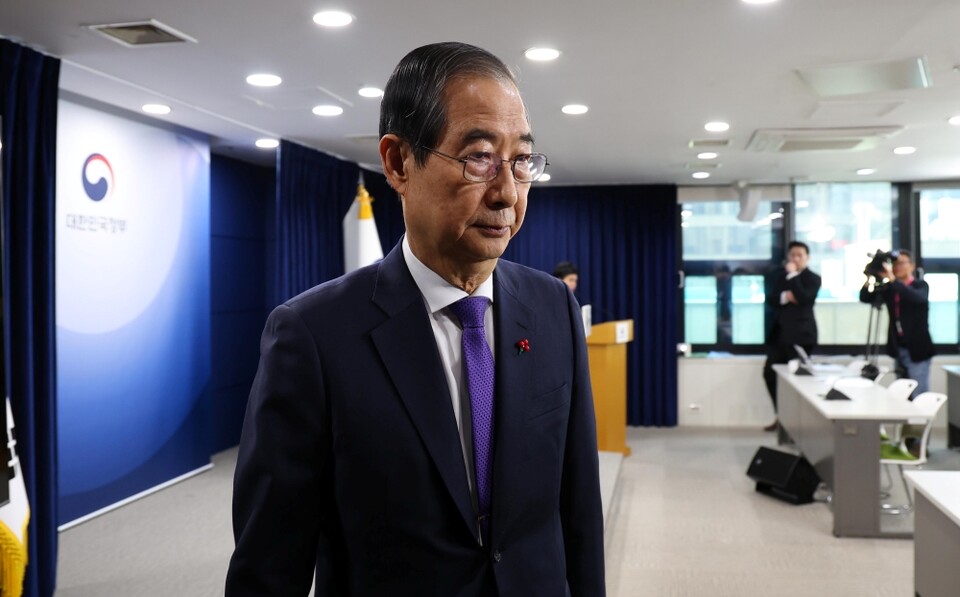 한덕수 대통령 권한대행 국무총리가 26일 서울 종로구 정부서울청사에서 대국민담화를 발표 후 회견장을 나서고 있다 (사진=연합뉴스)