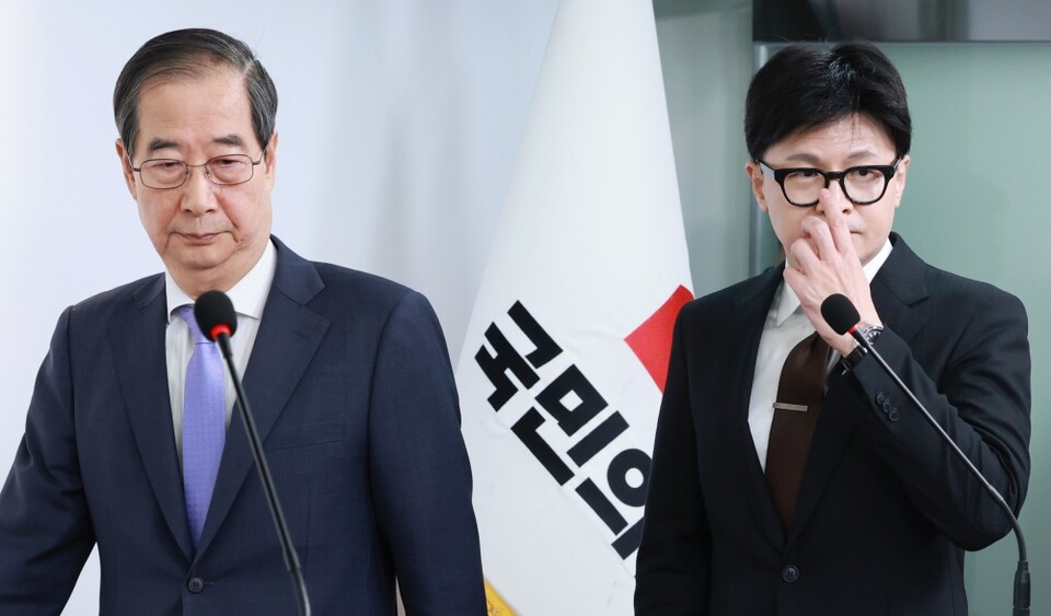 지난 8일 당시 한덕수 국무총리와 국민의힘 한동훈 대표가 서울 여의도 국민의힘 당사에서 국정 수습 방안을 담은 공동 담화문을 발표하기 위해 회견장으로 들어서는 모습 (사진=연합뉴스)