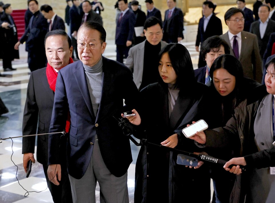 국민의힘 비상대책위원장으로 지명된 권영세 의원을 비롯한 의원들이 26일 국회 본회의에서 마은혁, 정계선, 조한창 헌법재판소 재판관 선출안 통과 직후 본회의장으로 입장하고 있다 (사진=연합뉴스)