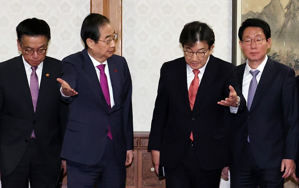 한덕수 대통령 권한대행 국무총리와 국민의힘 권성동 대표 권한대행 겸 원내대표가 20일 서울 종로구 삼청동 총리공관에서 기념촬영 후 고위당정협의회 장소로 이동하고 있다 (사진=연합뉴스)