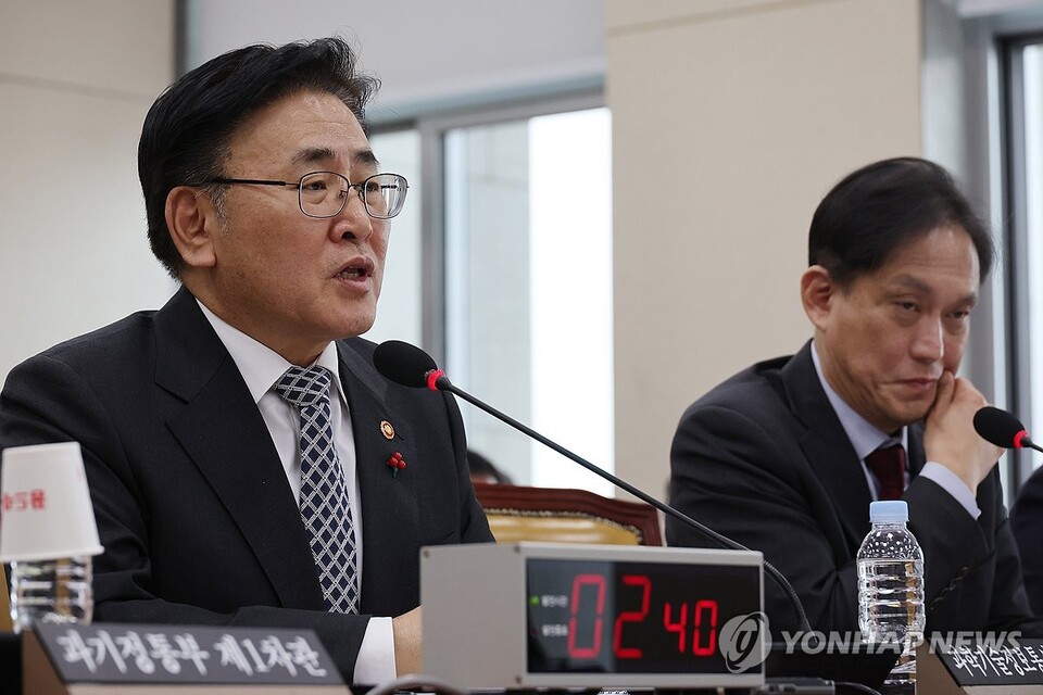 13일 서울 여의도 국회에서 12·3 비상계엄에서의 국가기간방송 KBS 및 관계기관의 역할 등에 대한 현안질의 등을 위해 열린 과학기술정보방송통신위원회 전체회의에서 유상임 과기정통부 장관이 의원 질의에 답변하고 있다. (사진=연합뉴스)